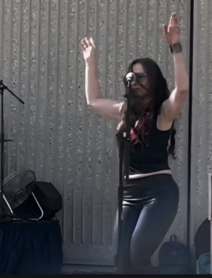 Backing vocalist live
