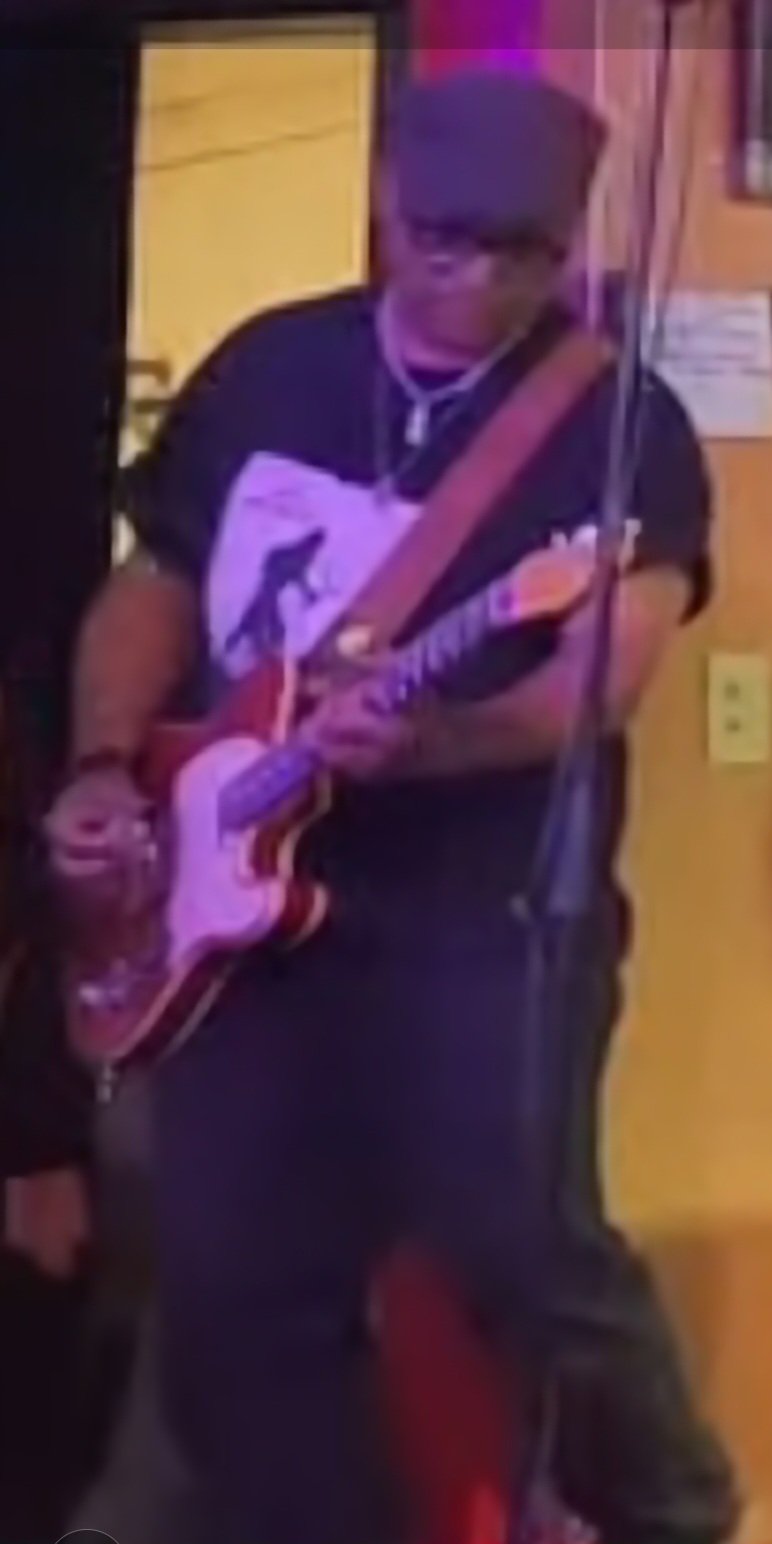 Second guitarist live